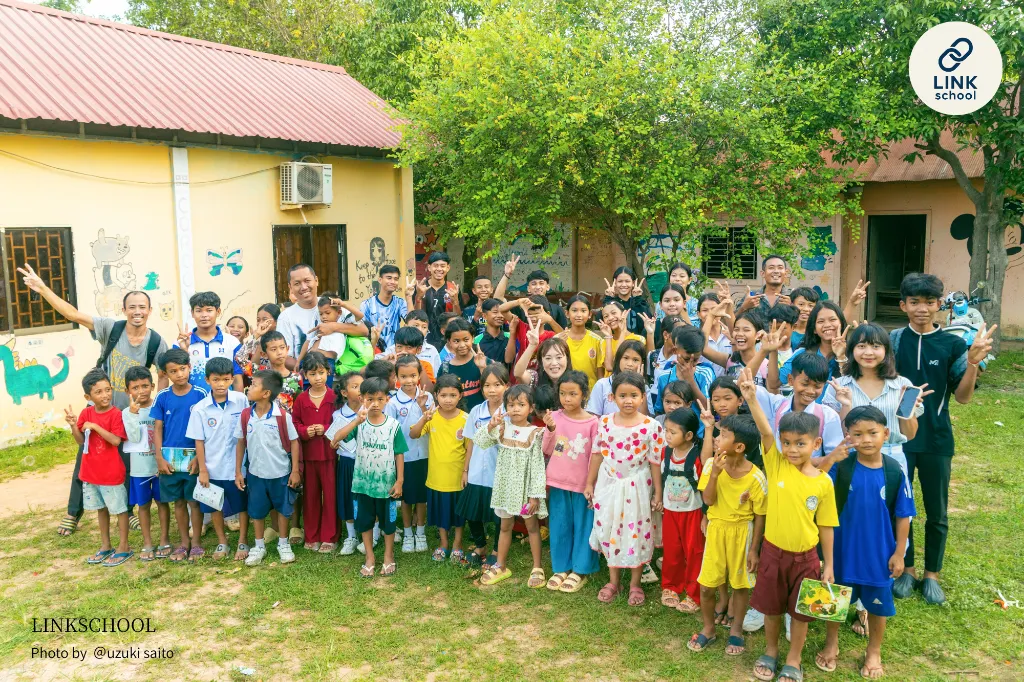 LINK SCHOOLの子どもたちと先生たち全員の集合写真